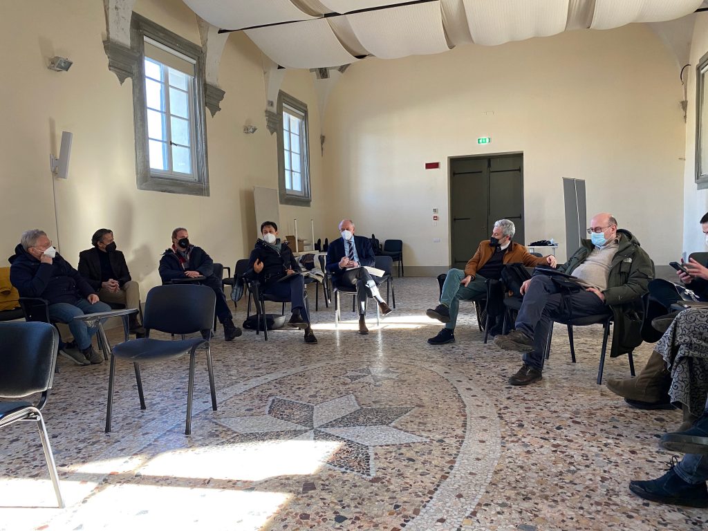 The mayor of Lucca mr. Tambellini encircled by the participants to the meeting in the Collegio Reale meeting room talks about the history of the city