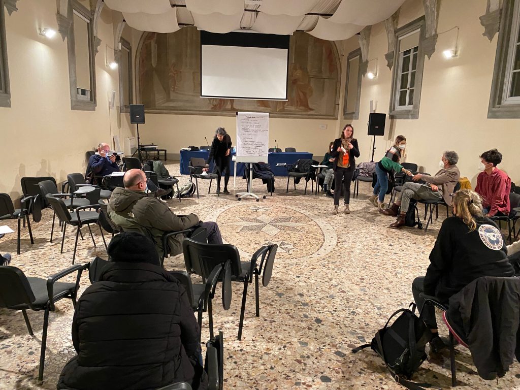 In the meeting room of the Collegio reale takes place the final workshop on the co-design process. Notes about the different tables are taken on a flipchart. Laura Colini and Chiara Mariti facilitate the session. 